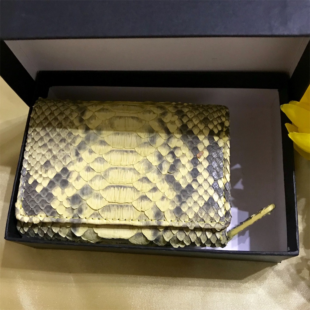 黄色ヘビ革の財布が金運に良と風水の話でレディースで買ってみた。効果を実験中