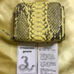 黄色のヘビ革ミニ財布